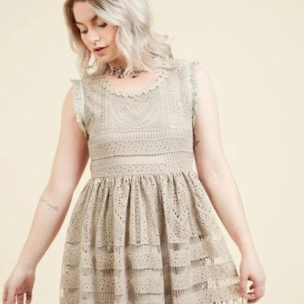 Lace Tiered Sleeveless Dress in Light Taupe